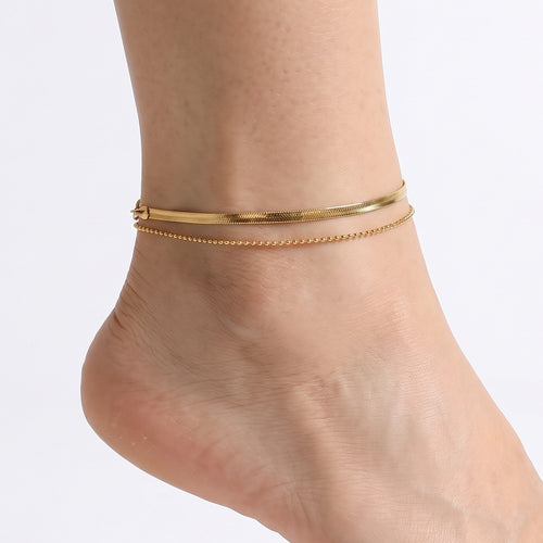 Close-up of the Lelice Adeline Classic Anklet in gold on a woman's ankle