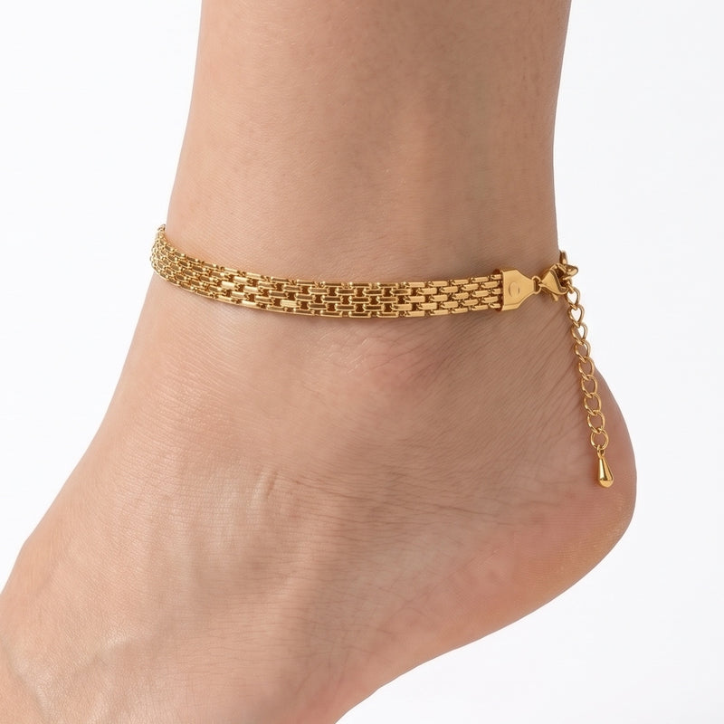 Close-up of the Lelice Alina Minimal Chain Anklet in gold on a woman's ankle