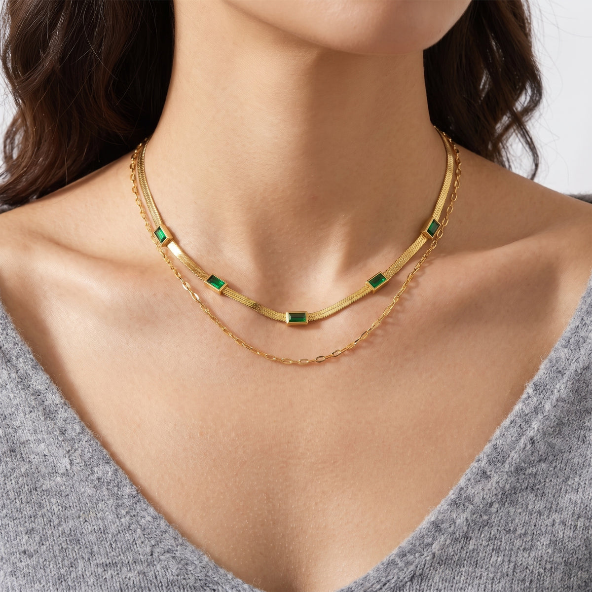 Close-up of the Lelice Gatsby Green Double Chain in gold at the collarbone