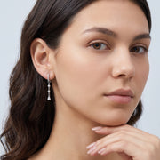 Model wearing the Lelice Héloïse Silver Drops in silver, hand at the chin