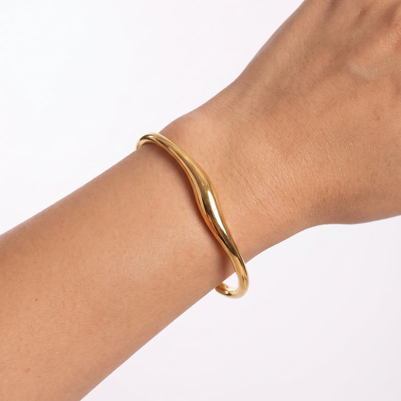 Close-up of the Lelice Juliette Gold Bangle on the wrist