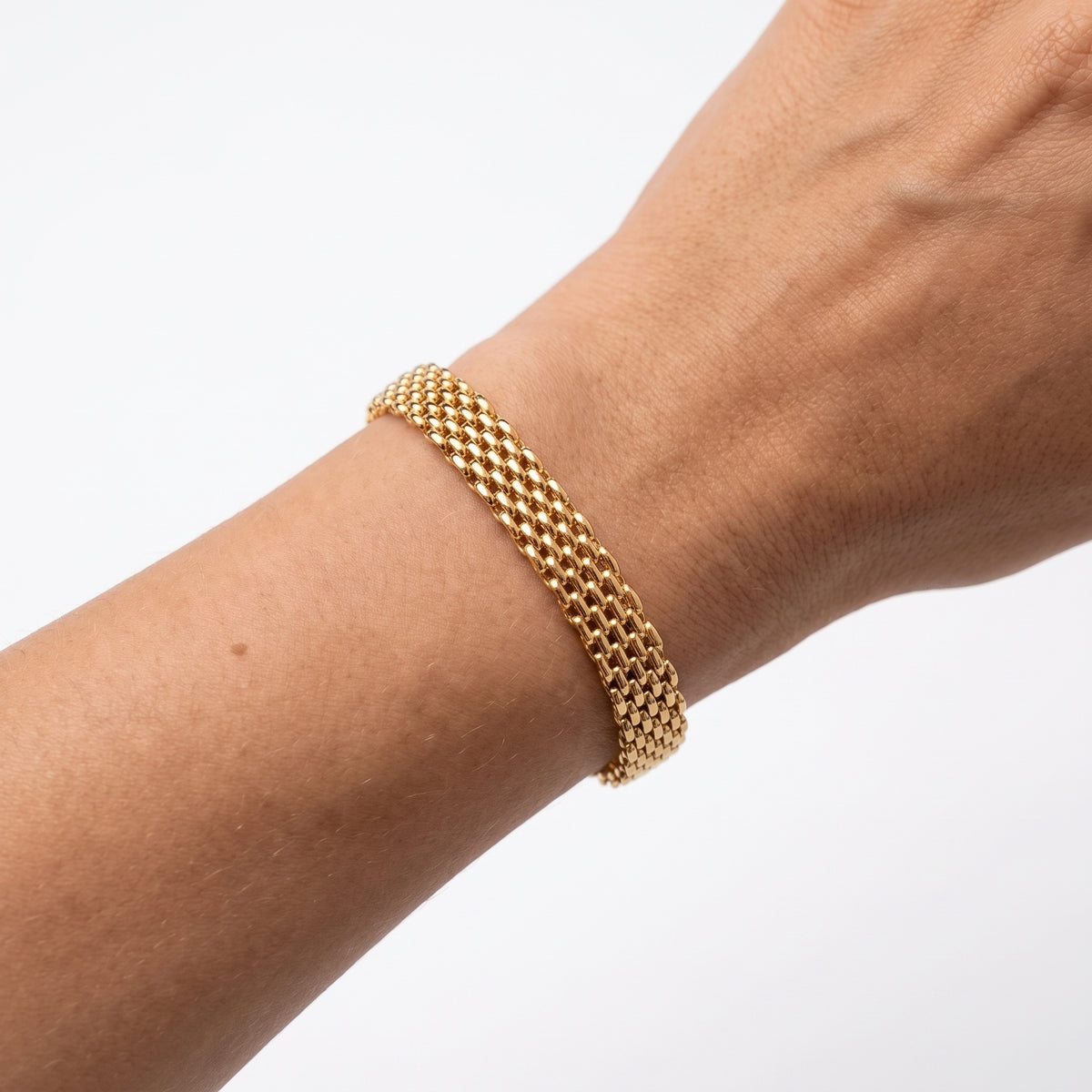 Close-up of the Lelice Léa Chain Bracelet in gold on the wrist