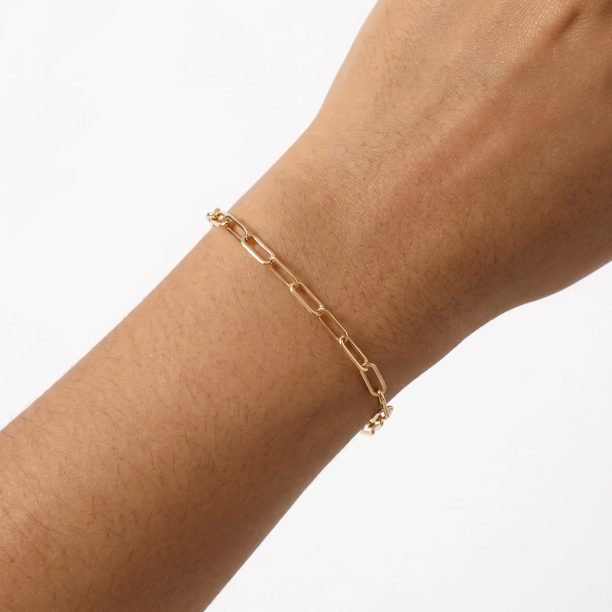 Close-up of the Lelice Classic Paperclip Chain in gold on the wrist
