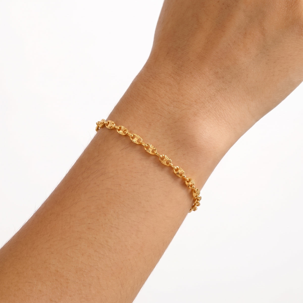 Close-up of the Lelice Heritage Mariner Bracelet in gold on the wrist
