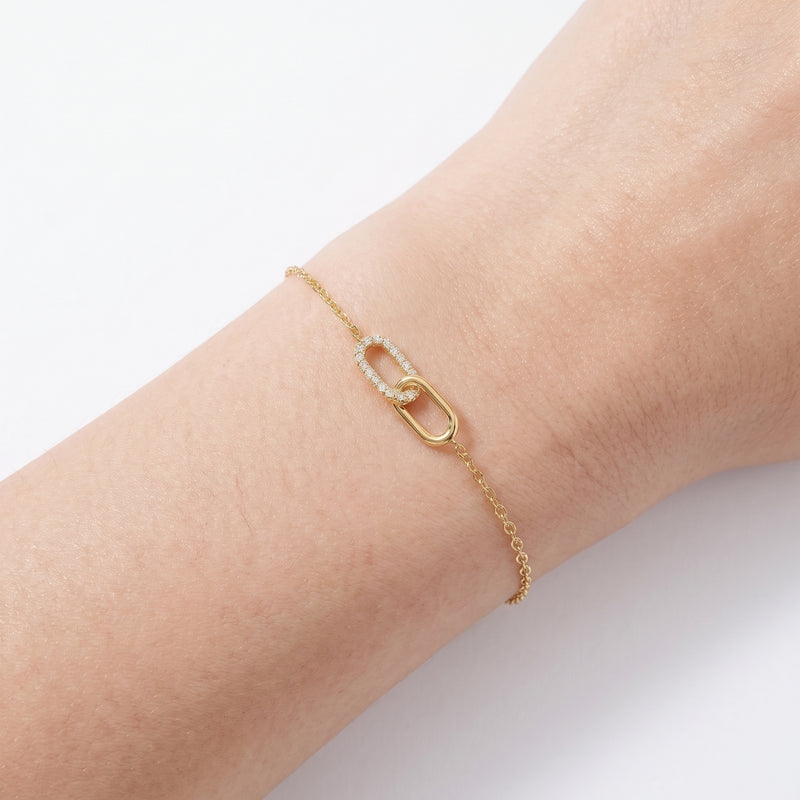 Close-up of the Lelice Lyra Double Link Bracelet in gold on the wrist
