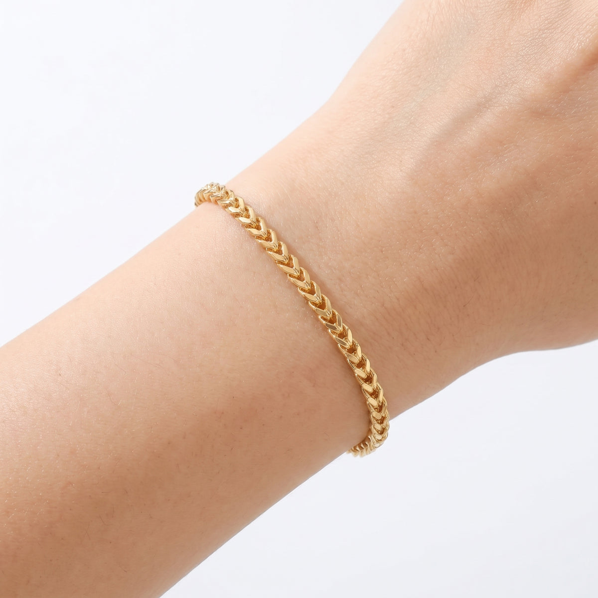 Close-up of the Lelice Monaco Spiga Bracelet in gold on the wrist